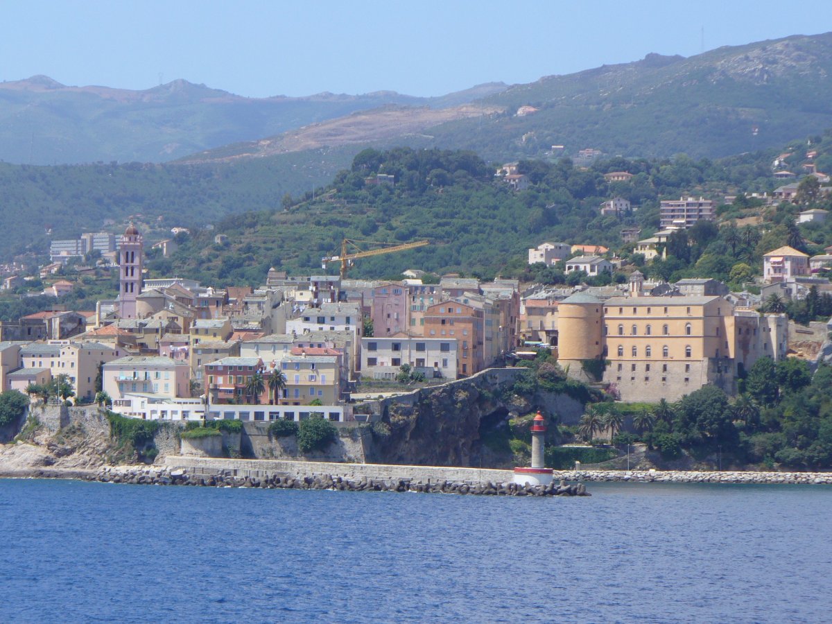 Bastia : citadelle de Terra Nova et remparts vus depuis la mer