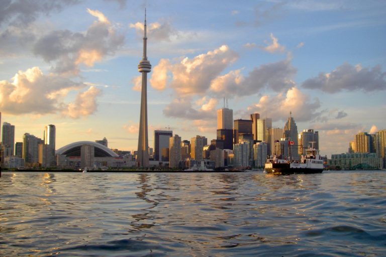 Panorama de Toronto depuis le port, au coucher du soleil.