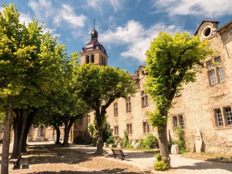 Saint-Antoine-l’Abbaye : joyau médiéval à visiter absolument