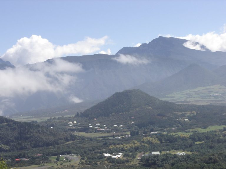 Silhouette du Piton des Neiges et hauts plateaux de La Réunion