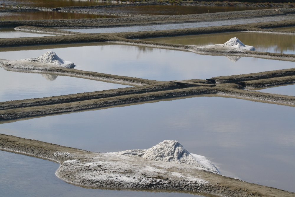 Becken der Salzmarschen von Guérande mit Salzstapel am Rand der Salzpfannen