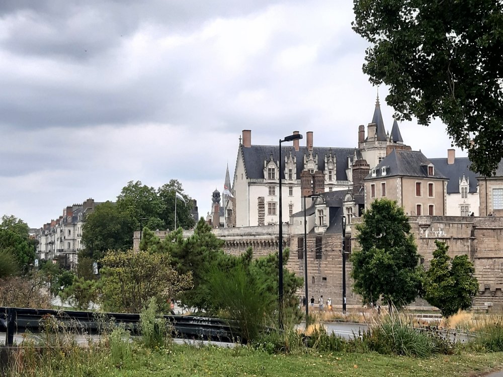 Schloss der Herzöge der Bretagne in Nantes, gesehen von einem Grünbereich, Stadtmauern und Gebäude