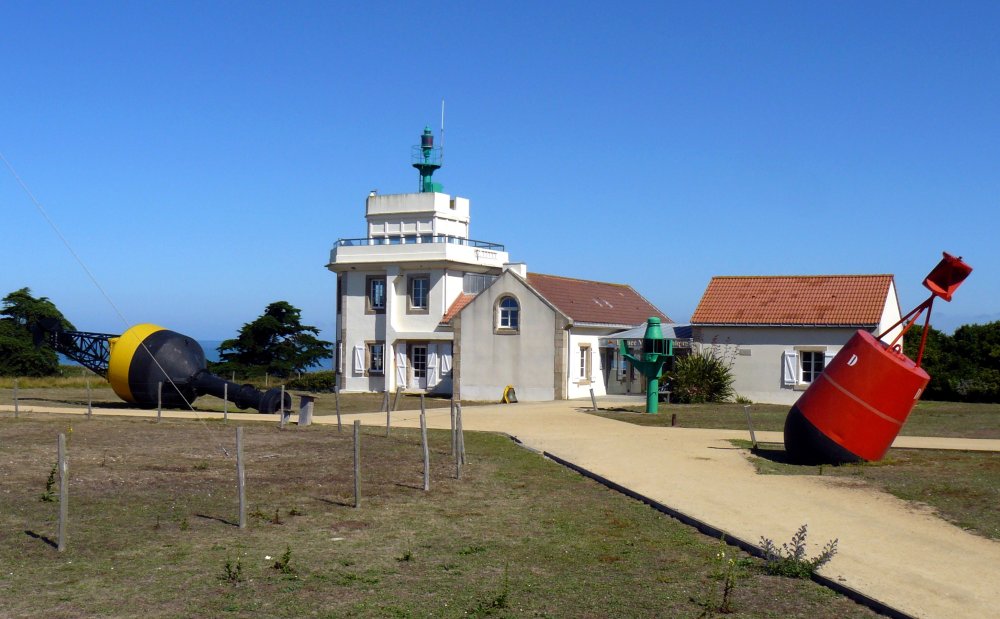 Leuchtturm der Pointe Saint-Gildas mit großen Bojen im Vordergrund