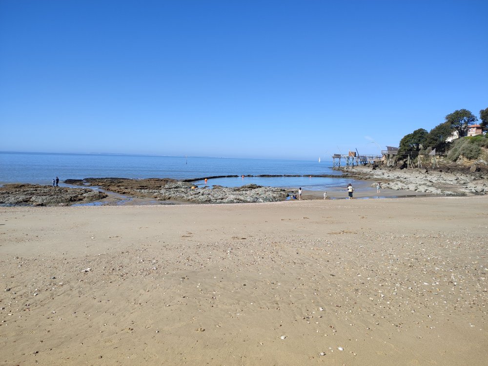 Strand La Source in Pornic bei Ebbe, freigelegter Sand und Felsen