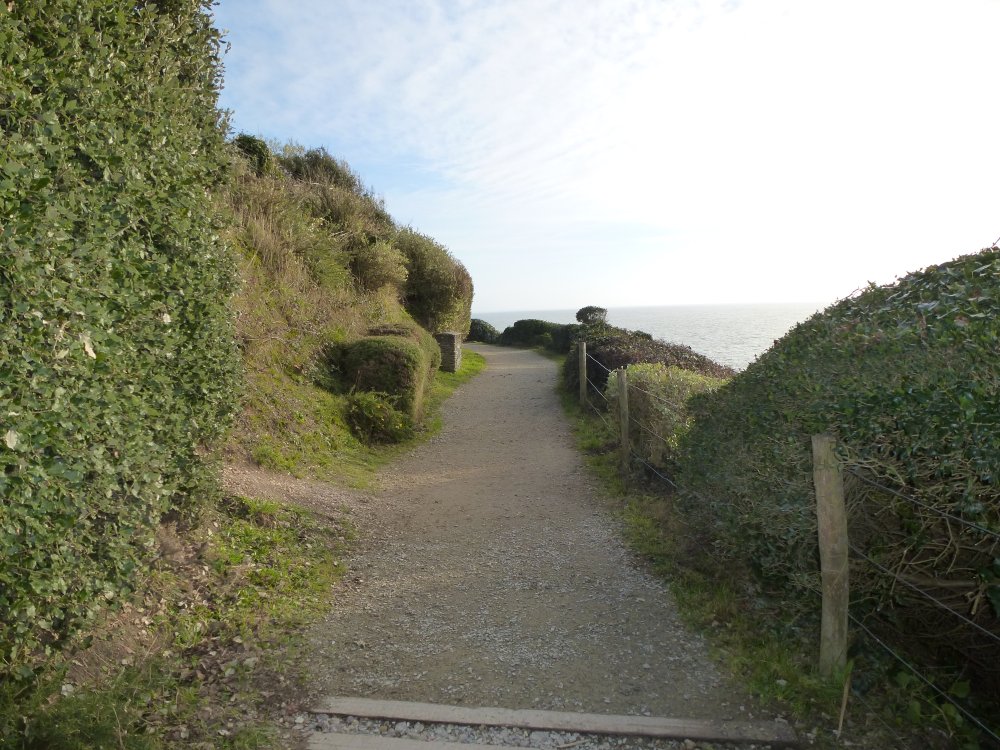 Küstenweg in Pornic, ein Erdweg zwischen Vegetation und Meerblick
