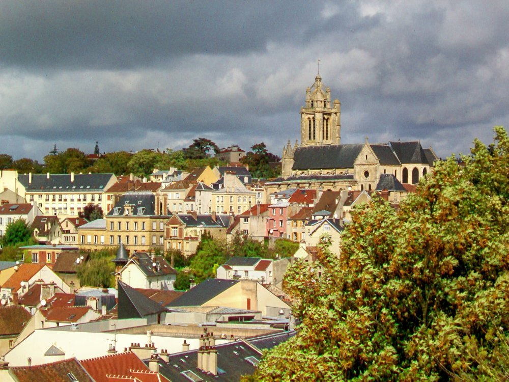 Blick auf die Kathedrale Saint-Maclou und die Dächer von Pontoise