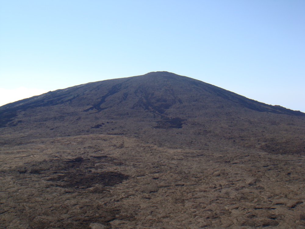 Domo del Piton de la Fournaise visto desde el recinto, isla de La Reunión