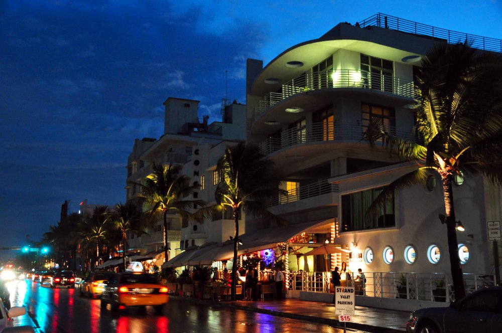 Ocean Drive bei Nacht in South Beach, Miami