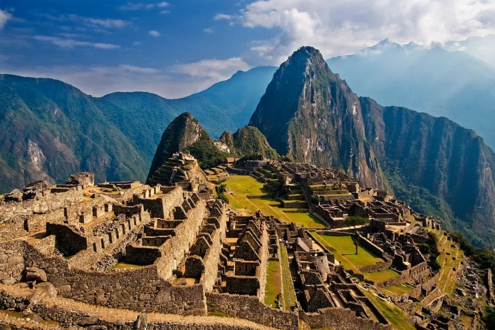 Arrivée emblématique du Chemin de l’Inca vers Machu Picchu, parmi les meilleurs sentiers de randonnée