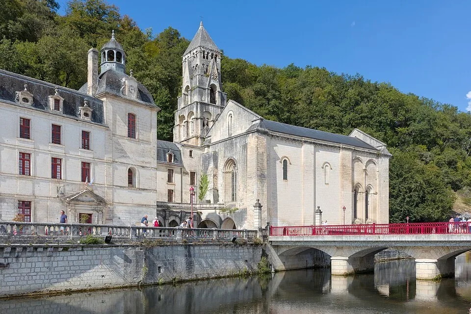 Brantôme, village fluvial en France, pont sur la Dronne et abbaye