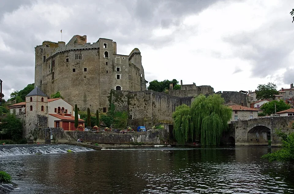 Clisson, village fluvial en France, château au bord de la Sèvre Nantaise