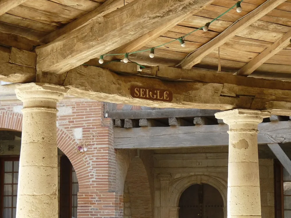 Halle aux grains d’Auvillar, village fluvial en France sur la Garonne
