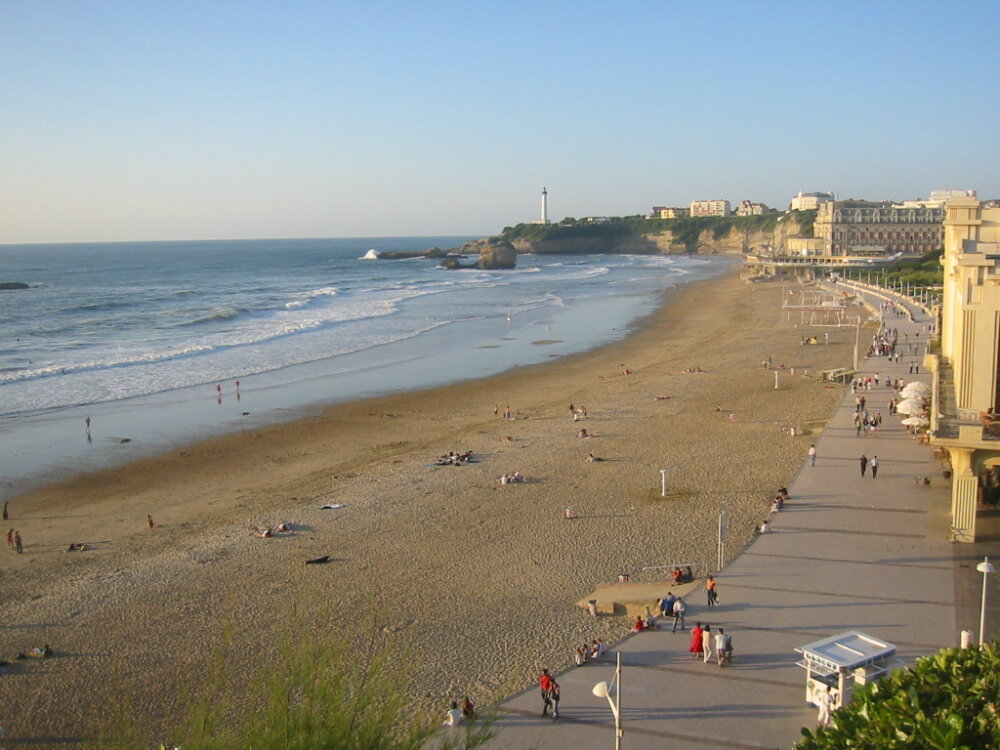 La Grande Plage de Biarritz et sa promenade en bord d'océan