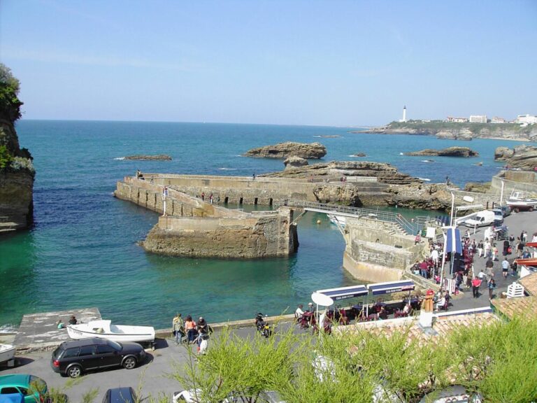 Le Port des Pêcheurs à Biarritz avec ses quais et l'océan