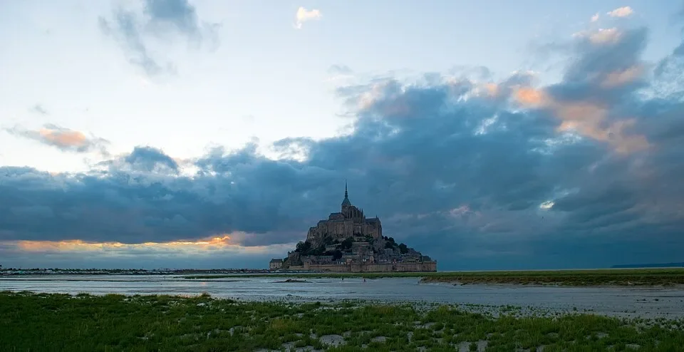 Mont-Saint-Michel, incontournable des plus beaux monuments de France, surgissant dans sa baie à marée