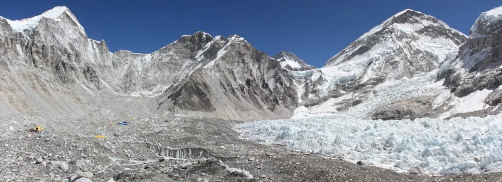 Panorama du camp de base de l’Everest, l’un des meilleurs sentiers de randonnée en haute altitude