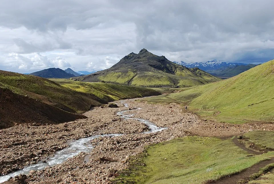 Paysage volcanique du Laugavegur Trail, parmi les meilleurs sentiers de randonnée en Islande, avec la rivière Grashagakvisl au premier plan