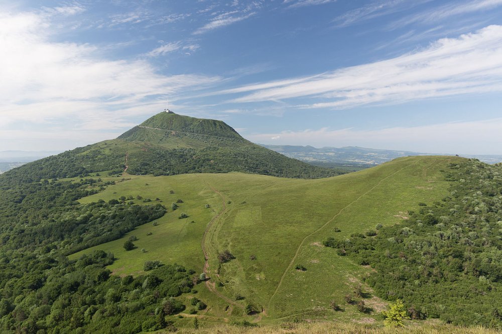 Puy de Dôme vu depuis le puy Pariou, une des plus belles montagnes de France