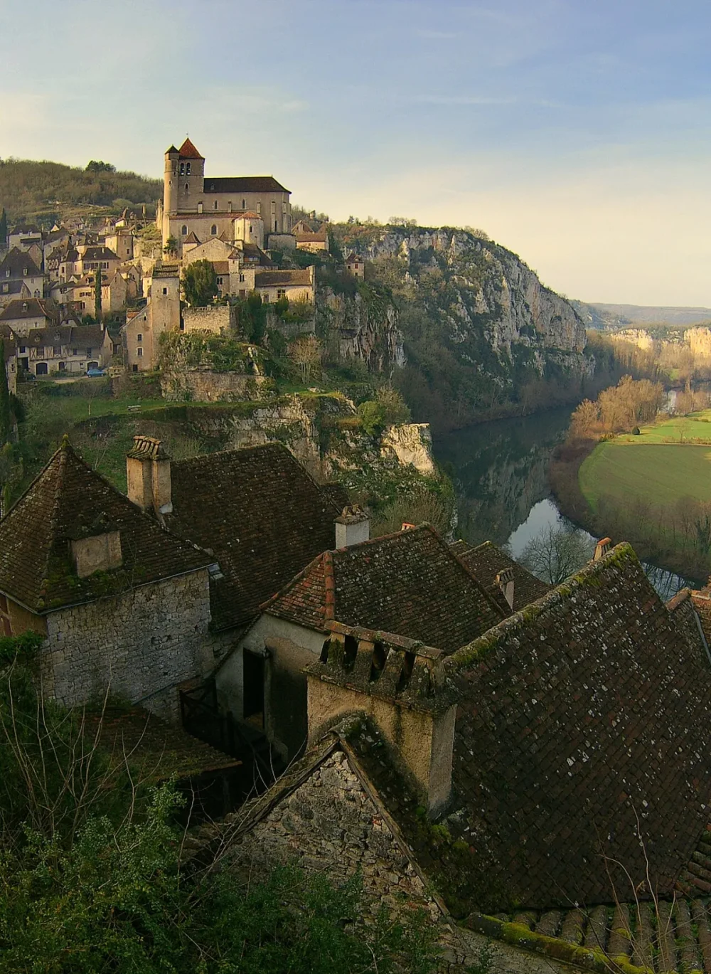 Saint-Cirq-Lapopie, village fluvial en France dominant la vallée du Lot