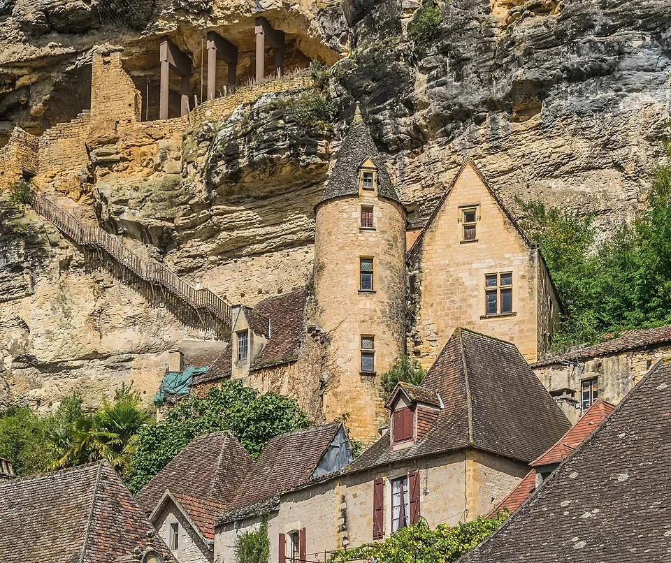 Village fluvial en France à La Roque-Gageac, château Tarde au bord de la Dordogne