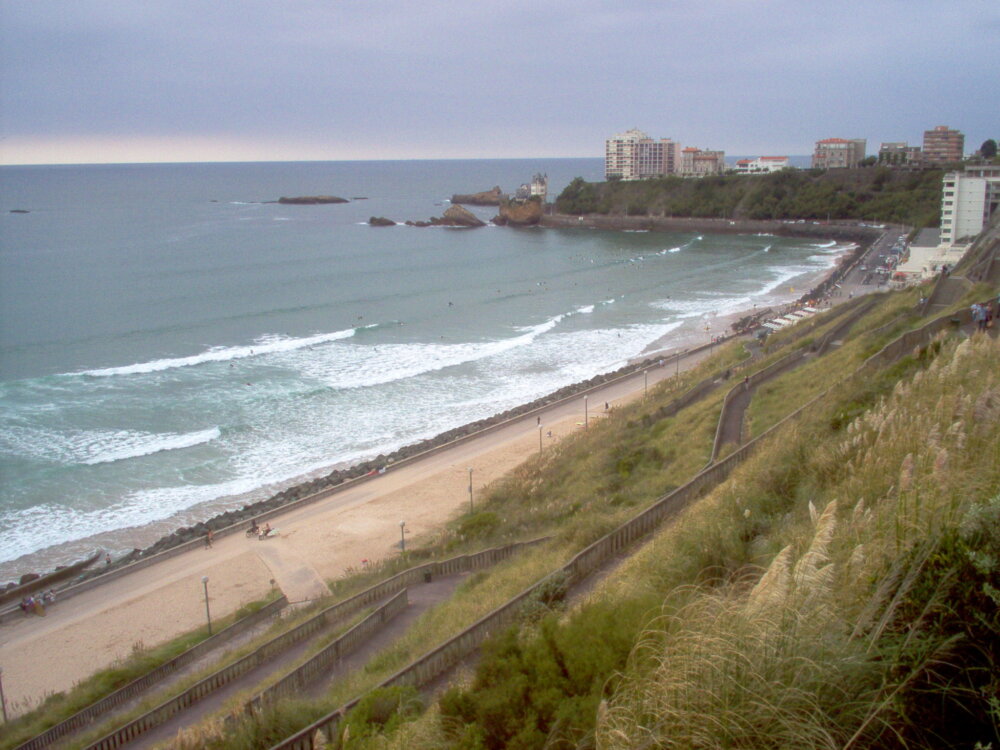 Vue de la Côte des Basques à Biarritz depuis la promenade