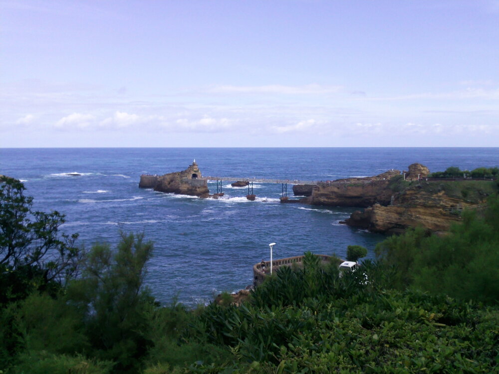 Vue du Rocher de la Vierge à Biarritz face à l'océan Atlantique