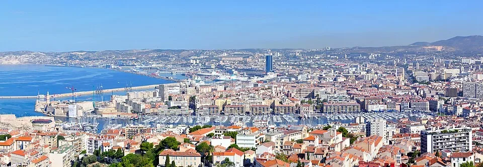 Vue panoramique du Vieux-Port de Marseille depuis Notre-Dame-de-la-Garde, parmi les plus beaux monuments de France