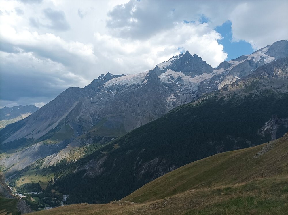 Vue sur La Meije, parmi les plus belles montagnes de France, depuis le nord en août 2024