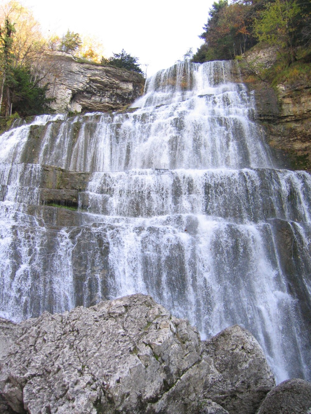 Cascade du Hérisson dans une forêt du Jura