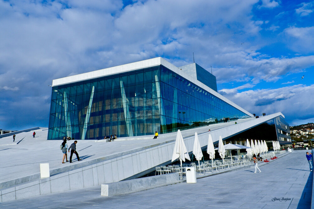 Façade de l'Opéra d'Oslo au bord de l'eau à Bjørvika