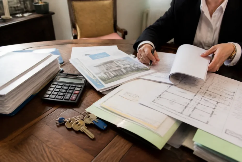 Photo réaliste d’un dossier d’achat immobilier avec clés, documents et ambiance de signature pour illustrer l’ancien, le neuf et la VEFA