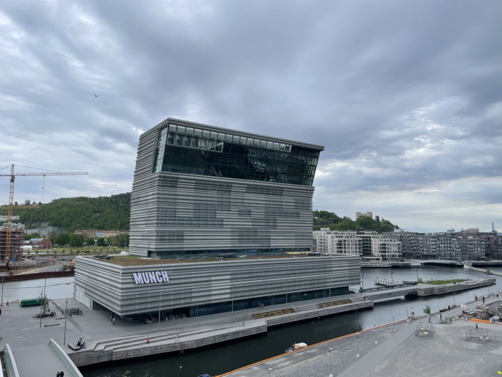 Le musée MUNCH vu depuis l'Opéra d'Oslo à Bjørvika
