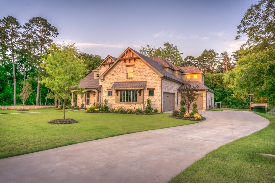 Maison toit plat élégante entourée d’arbres et jardin verdoyant