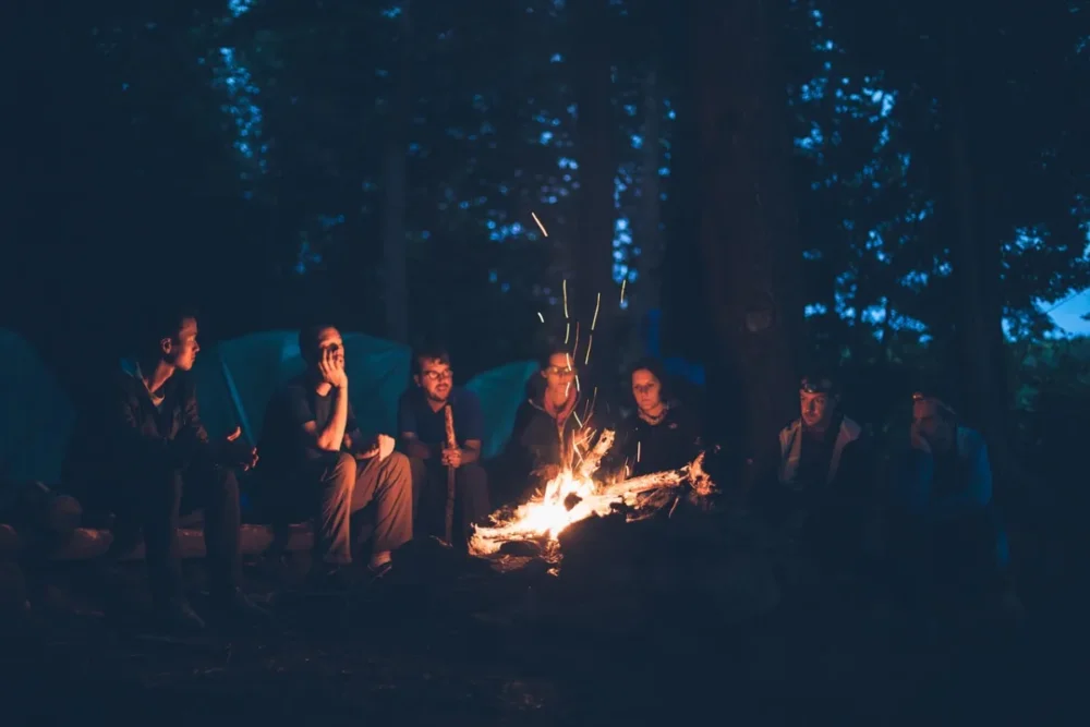 Tente familiale 4 places près d’un feu de camp, protection et chaleur en soirée