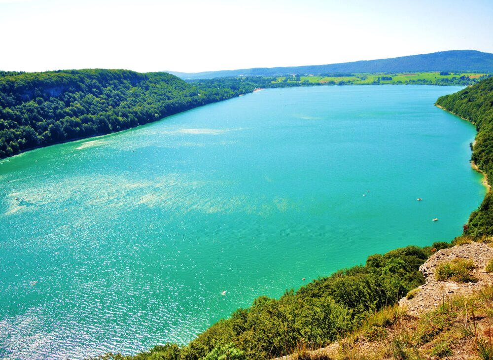 Vue panoramique sur le lac de Chalain dans le Jura