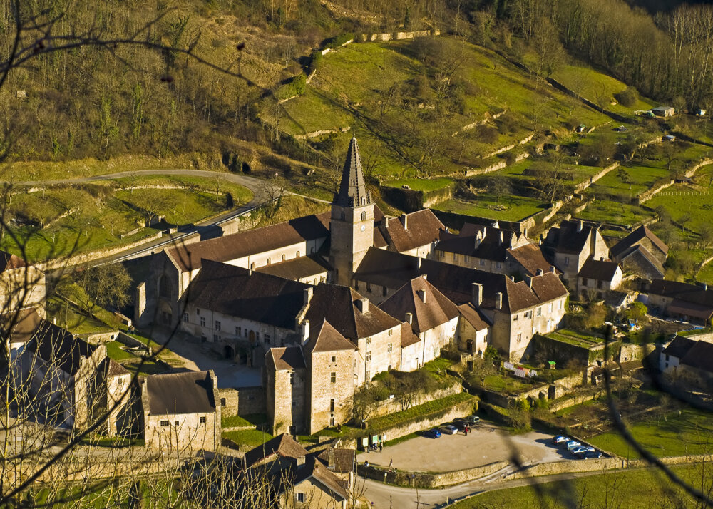 Abbaye de Baume-les-Messieurs vue en plongée au cœur du village