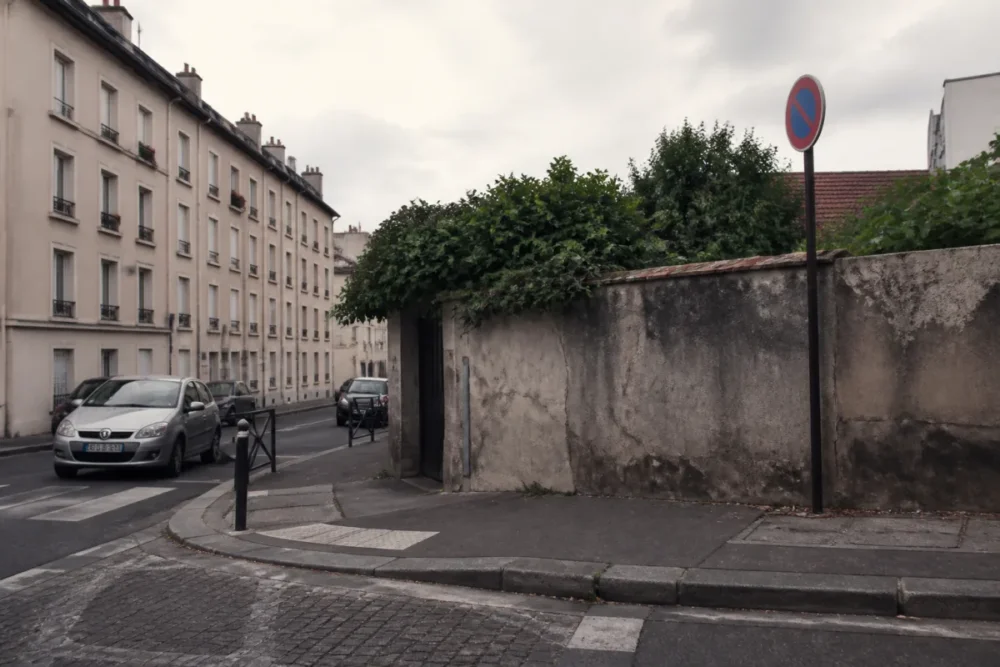 Rue urbaine en bordure de quartier pour illustrer une adresse proche d’une limite QPV