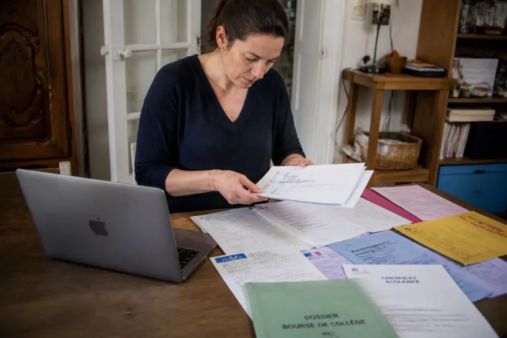 Dossier de demande d'aides financières scolarité 2026 préparé avec justificatifs