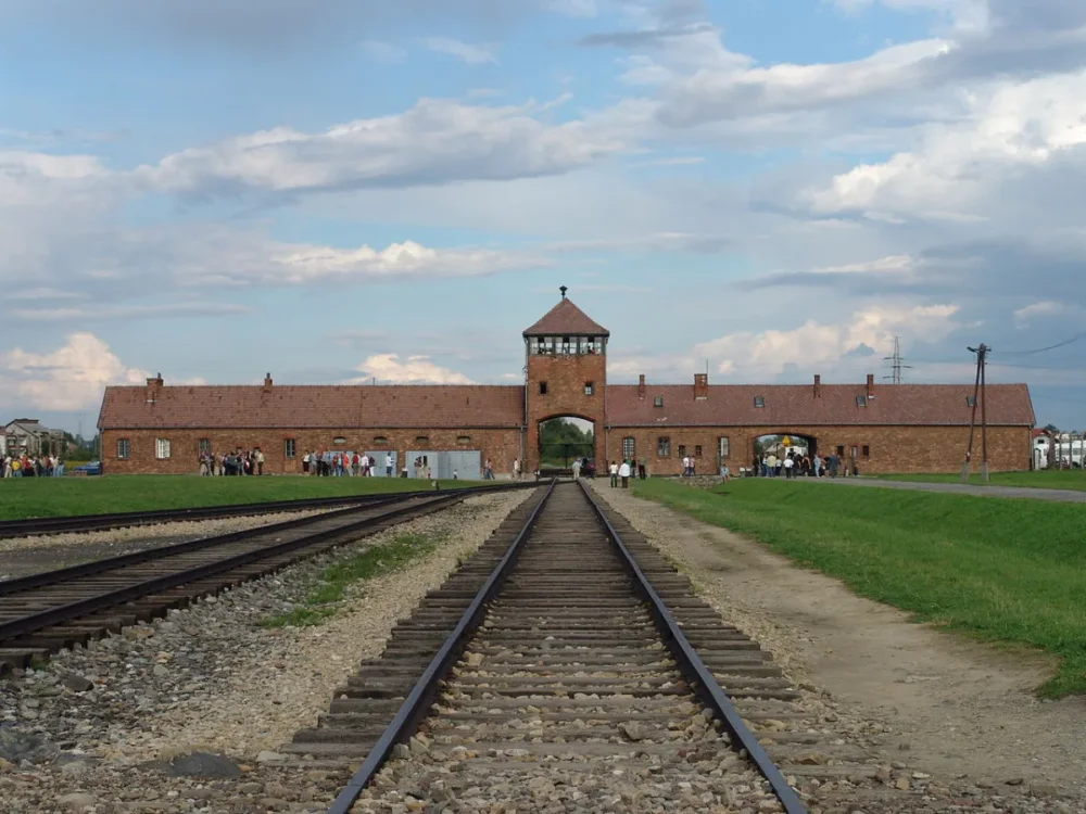 Auschwitz-Birkenau site de mémoire parmi les monuments historiques Pologne