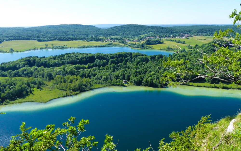 Belvédère des 4 lacs avec eaux turquoise et forêt jurassienne