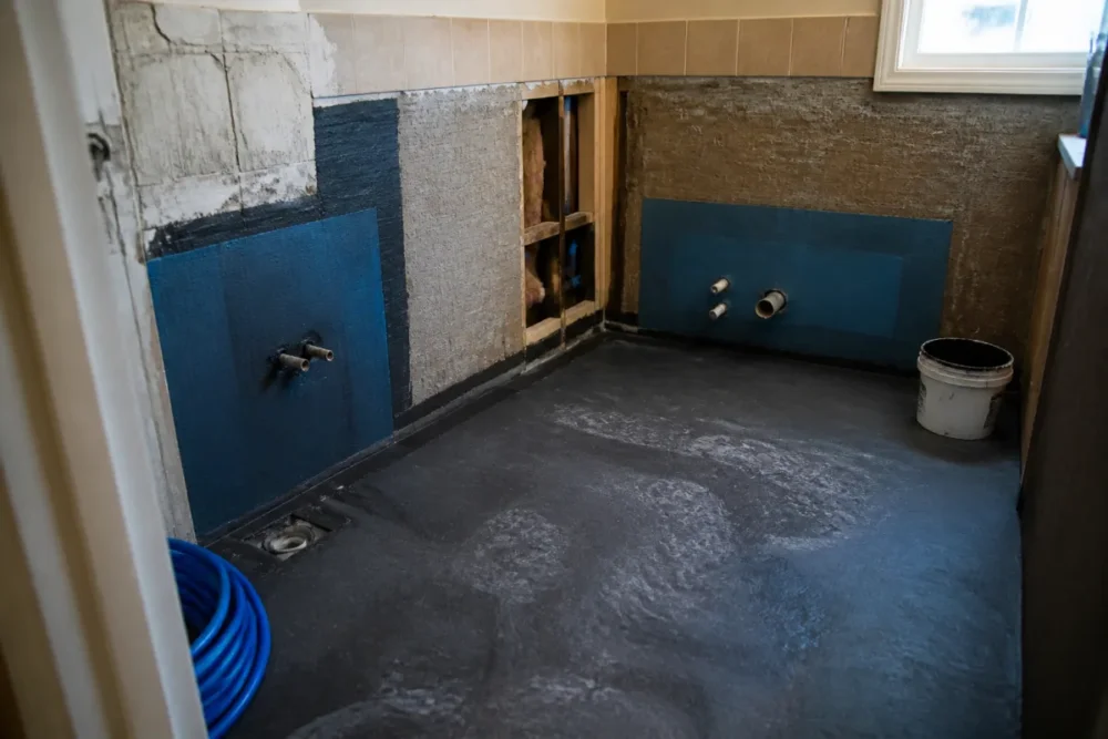 Photo réaliste d’un chantier de rénovation de salle de bain avec plomberie et carrelage en cours