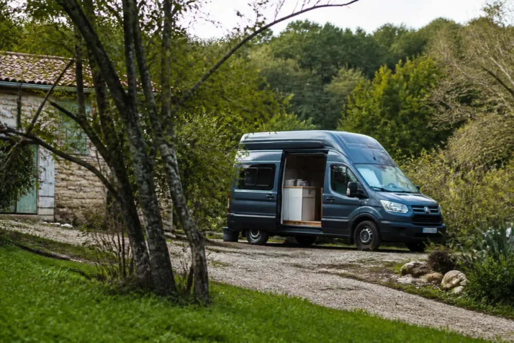 Van aménagé stationné sur un terrain privé avec accord du propriétaire en France