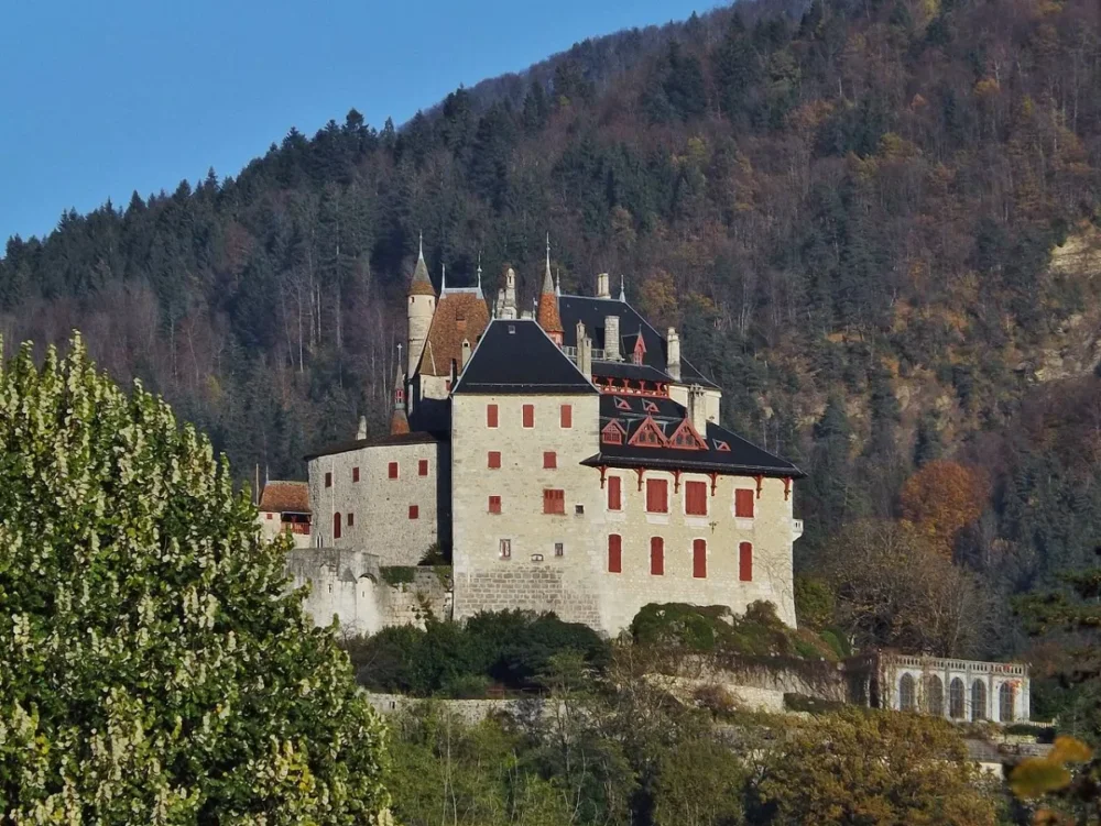 Château de Menthon-Saint-Bernard visite près d’Annecy par temps de pluie