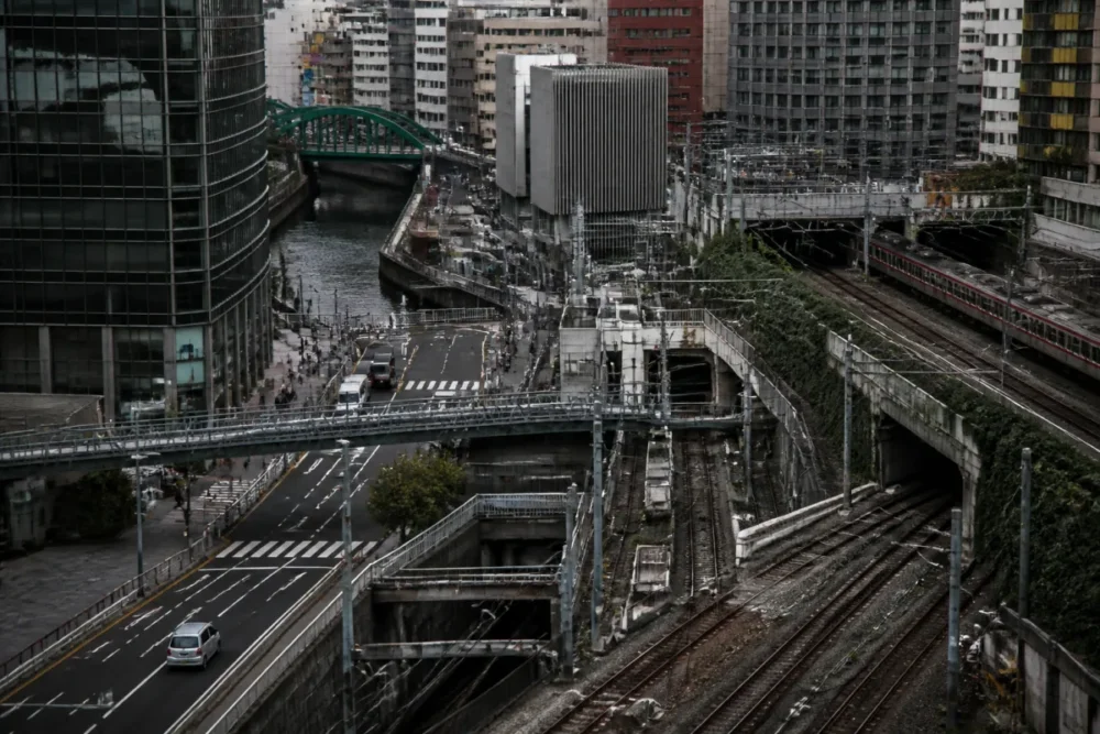 Scène urbaine réaliste à Tokyo montrant la puissance des métropoles asiatiques mondiales