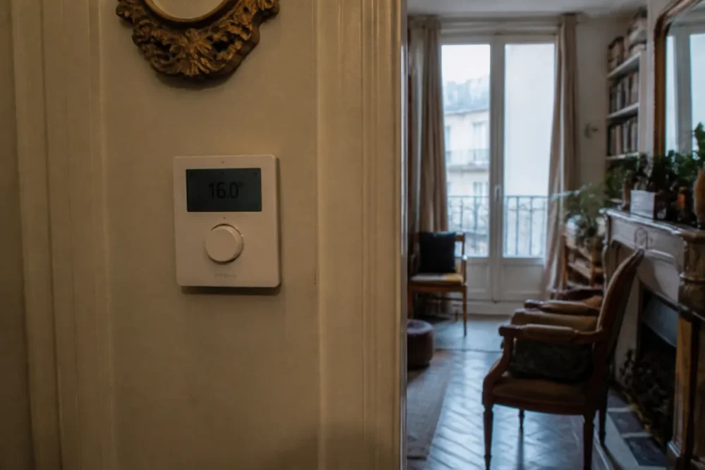 Thermostat programmable réglé en mode réduit pour économiser le chauffage en hiver