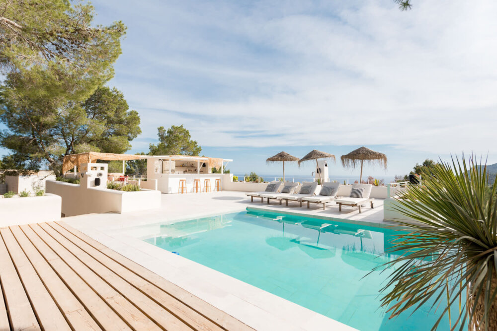 villa contemporaine avec piscine à débordement face à la mer à Ibiza