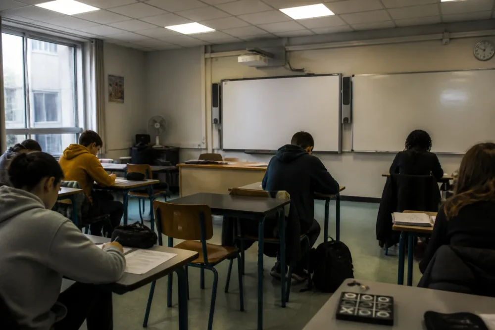 Salle de classe réaliste pour comparer lycée public et lycée privé