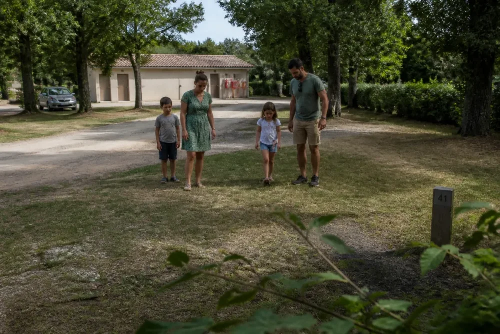 famille inspectant un emplacement camping avant installation
