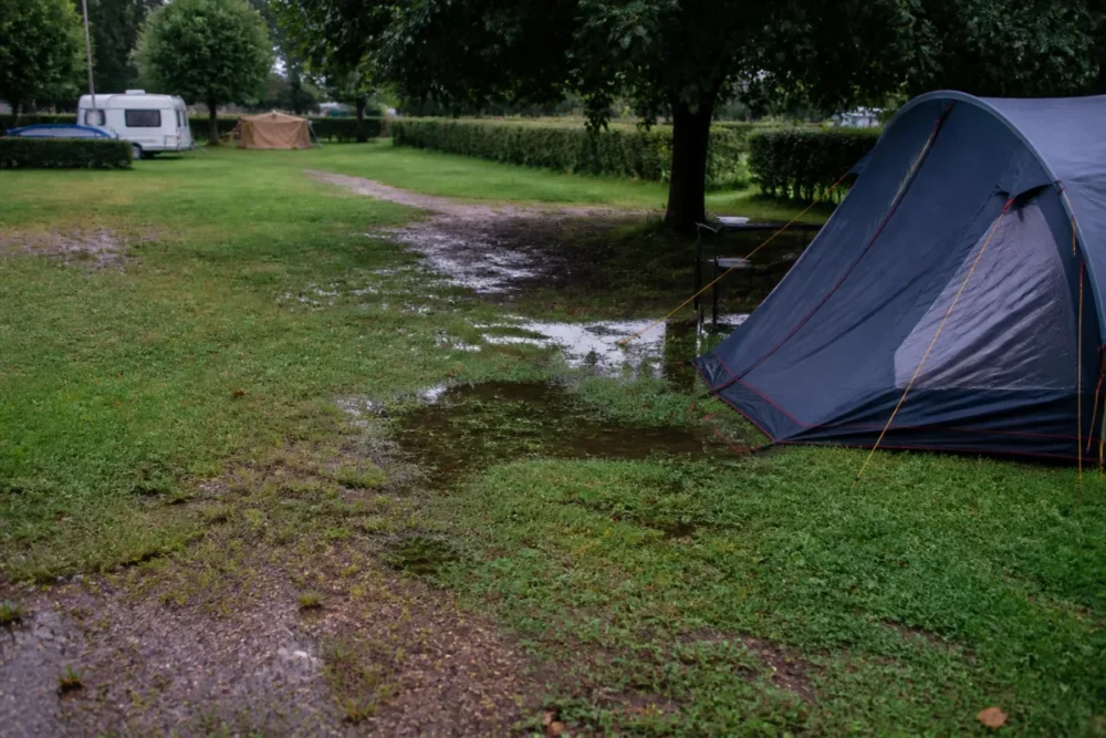 emplacement camping humide dans un creux apres la pluie