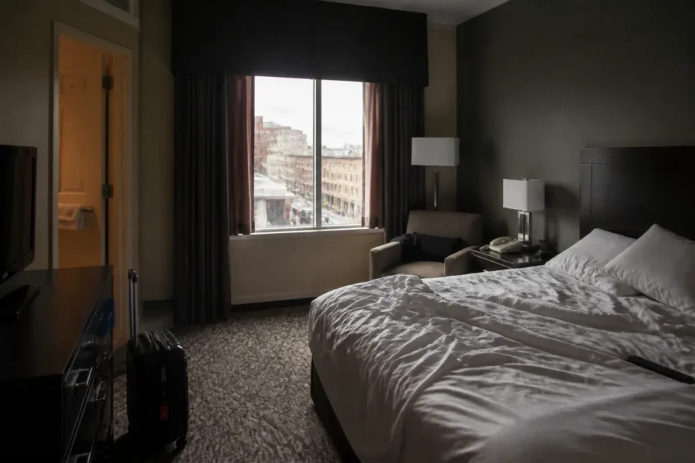 Chambre d’hôtel réaliste comparée aux photos promotionnelles avant réservation hôtel